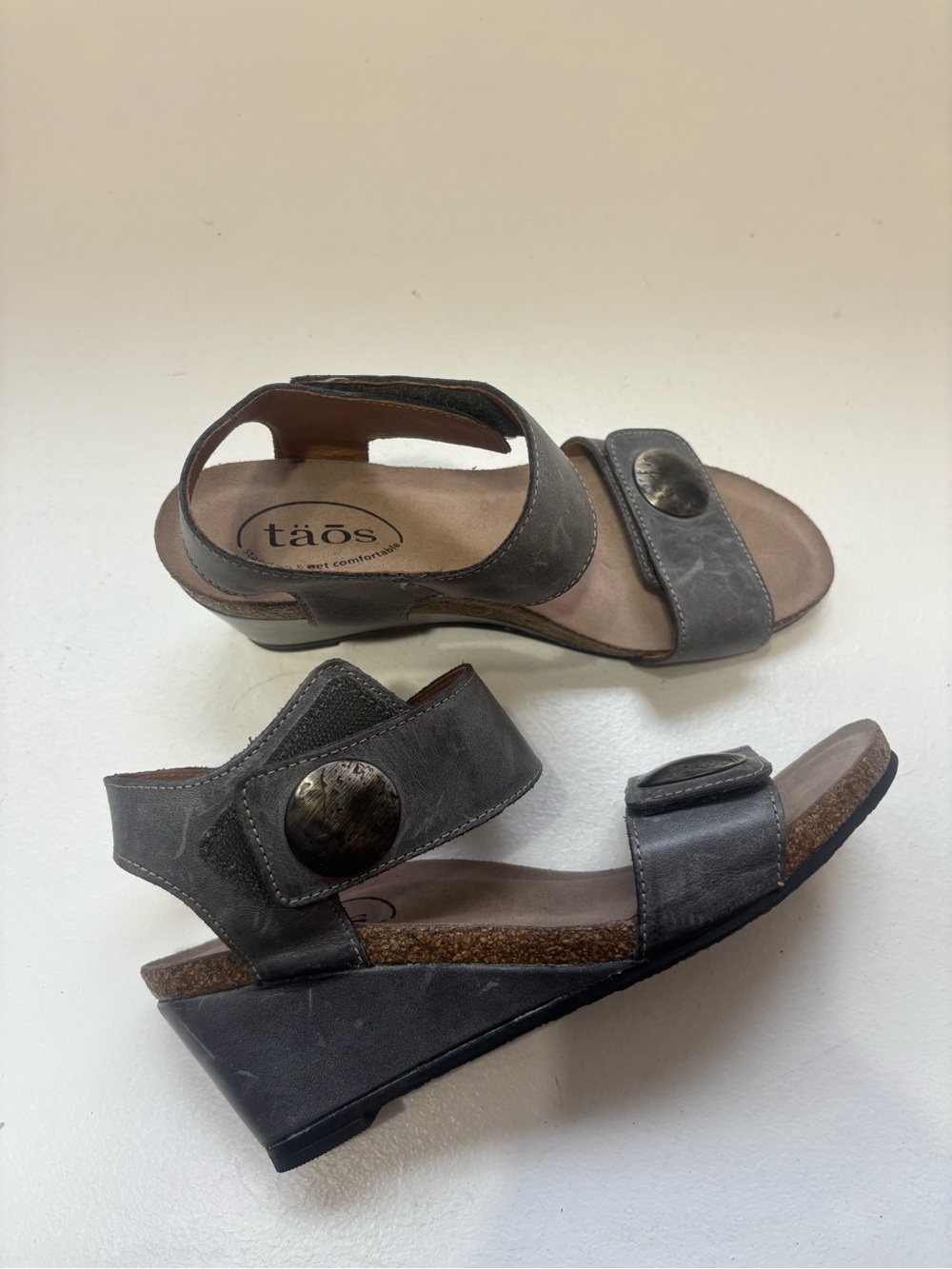 Taos Footwear Women's Carousel 2 Gray Leather Wedge Sandals Size 7/7.5
